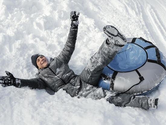     Спуск на тюбинге: весело, но рискованно. Фото: freepik