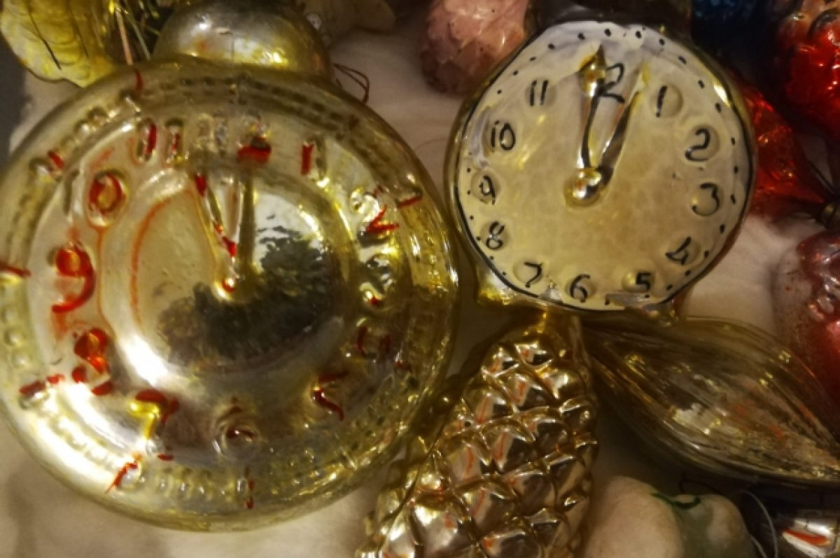    Часики-то тикают... Свердловчанка собрала коллекцию ёлочных игрушек СССР