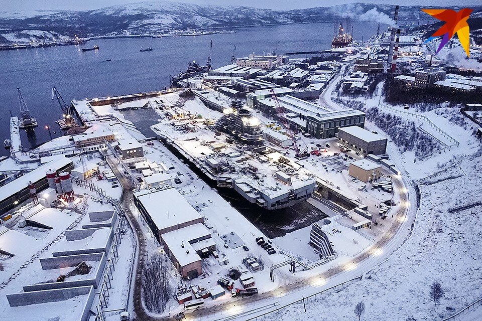     Утром 22 декабря на авианосце «Адмирал Кузнецов», который находится на 35 СРЗ в Мурманске, произошло возгорание. Антон ЗАБИРОВ