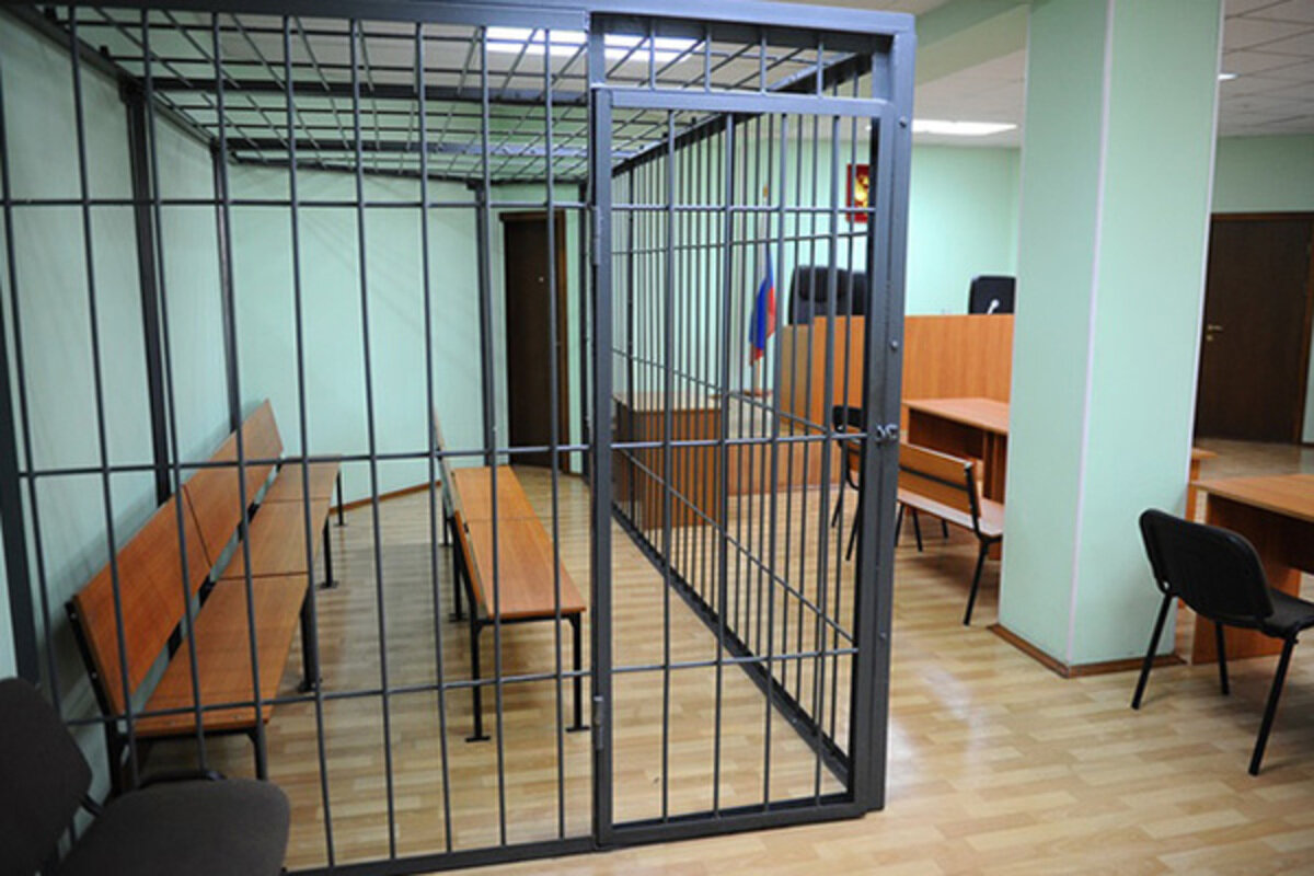 
Фото: Валерий Титиевский / «Коммерсантъ». По мнению ЕСПЧ нахождение обвиняемых в клетках во время судебных процессов умаляет их достоинство. Клетка рассматривается как символ, унижающий подсудимых. 