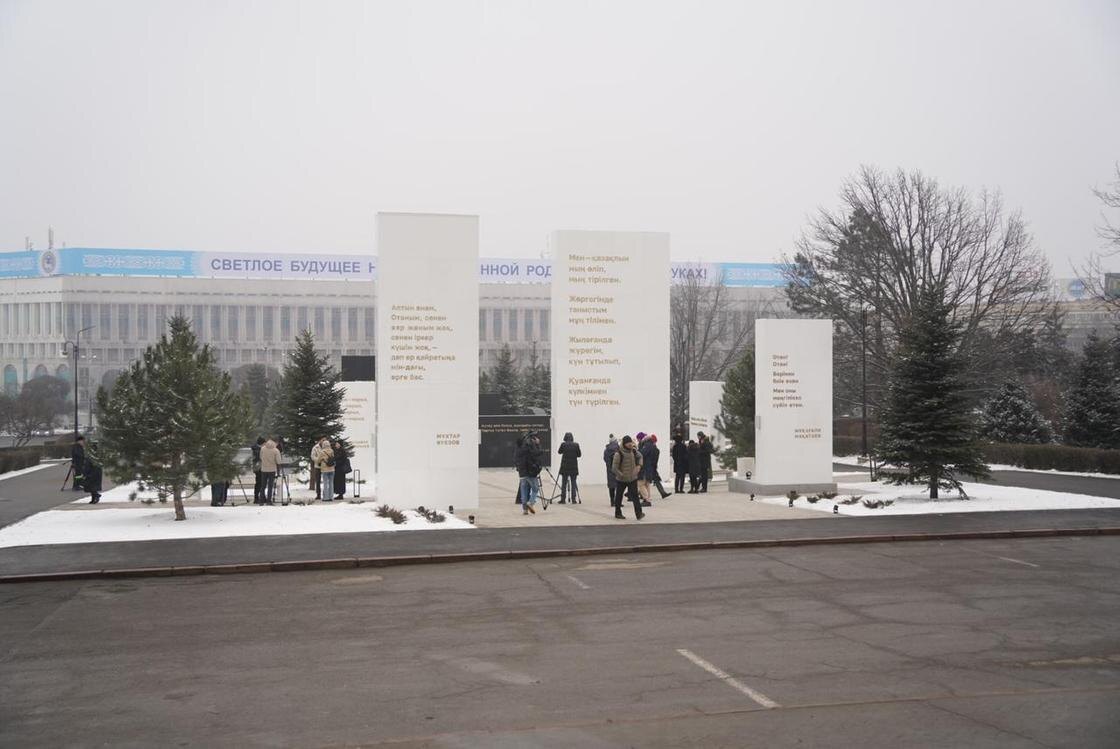    Мемориал январским событиям:NUR.KZ/Владимир Третьяков