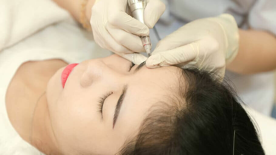     Пластический хирург Амжад Аль-Юсеф сообщил, что стандарты красоты меняются примерно раз в пятнадцать-двадцать лет. В частности, сегодня наиболее распространены такие операции, как блефаропластика и ринопластика.