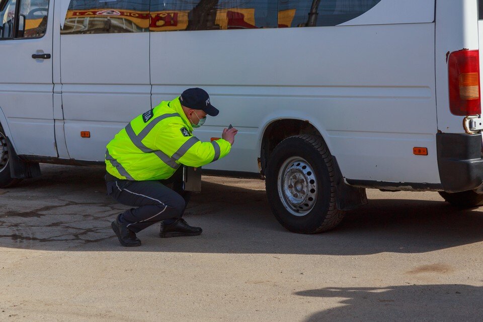     Молдавские пограничники при проверке при пересечении границы выяснили, что один из автомобилей в румынской колонне находится в розыске Интерпола.  Shutterstock
