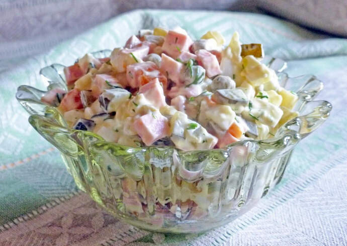 рецепт: отварной картофель, морковь, яйца, вареная колбаса, консервированный зеленый горошек, соленые огурцы, зеленый лук, соль, черный молотый перец и всю эту красоту заливаем майонезом