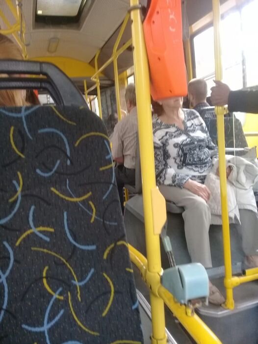 Кажется один из последних компостеров в киевском троллейбусе №18. Закреплён он неправильно - должен висеть на вертикальной трубе, но там его место уже занял валидатор. Фото автора.