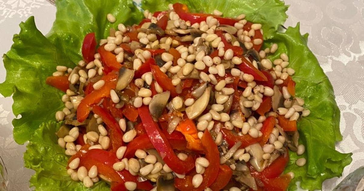 Салат с кедровыми орешками. Салат с кедровым орехом. Салат руккола с черри и кедровыми орешками. Салат руккола с черри и кедровыми орешками. Салат с кедровыми орешками легкий.