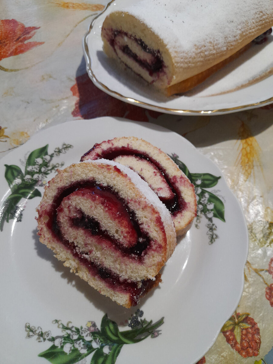 Рулет с черничным джемом