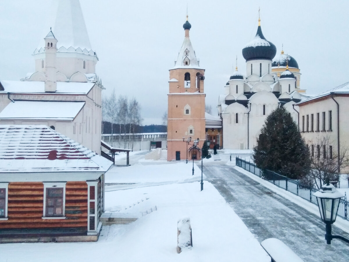 Справа за братским корпусом – Собор Успения Пресвятой Богородицы (1530), за ним виднеется Троицкая церковь (1819), левее – колокольня с часовней Иова, патриарха Московского