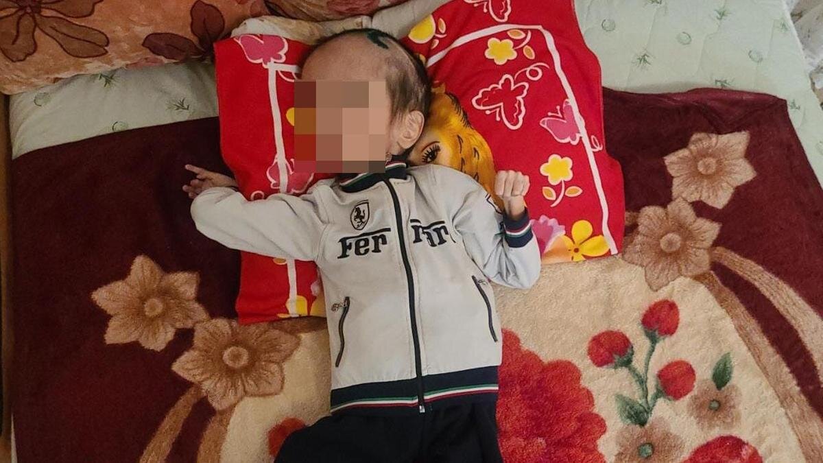    Мальчик лежит на кровати:из личного архива