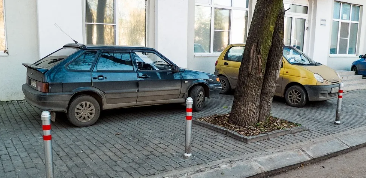 Стоянка на тротуаре. Автомобили припаркованные на тротуарах. Машина на тротуаре. Парковка машин на тротуаре.