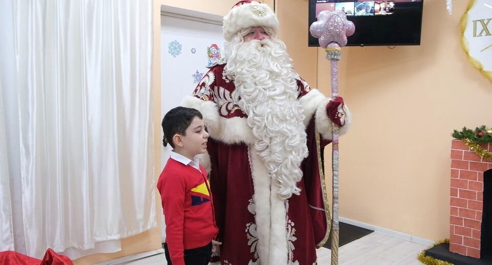 Главный Дед Мороз страны приехал из Великого Устюга в Солнечногорск, чтобы поздравить детей с Новым годом. Он посетил социально-реабилитационный центр и навестил две многодетные семьи.
