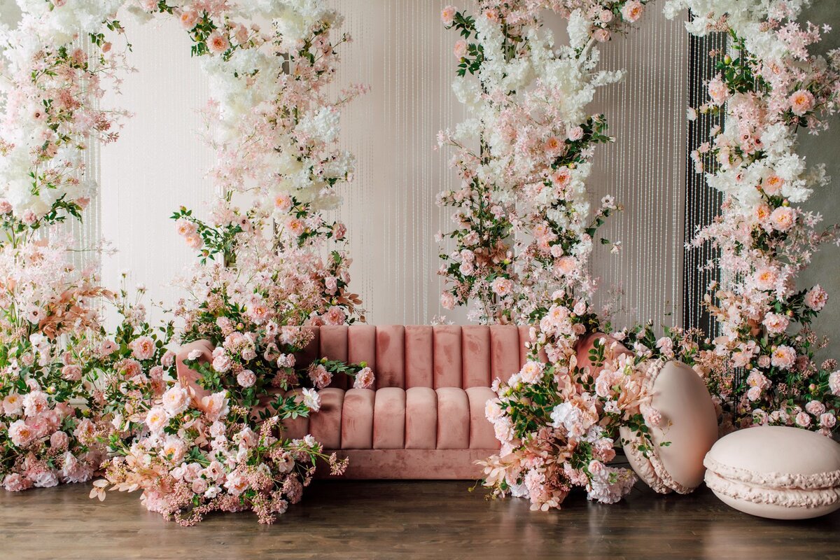    Сейчас в моде натуральные материалы и ткани, живые цветы. Их можно использовать для создания декоративного уголка на улице или в помещении. Фото: findle.top