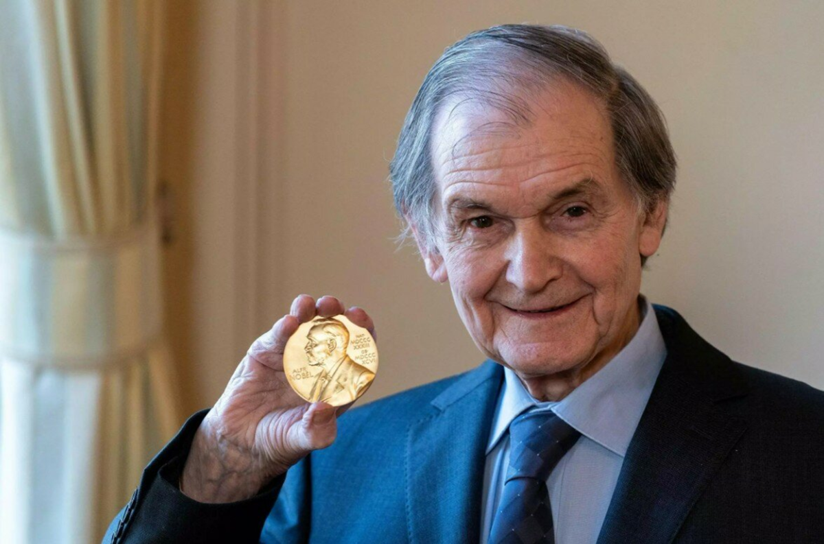 Роджер Пенроуз со своей нобелевской премией. 