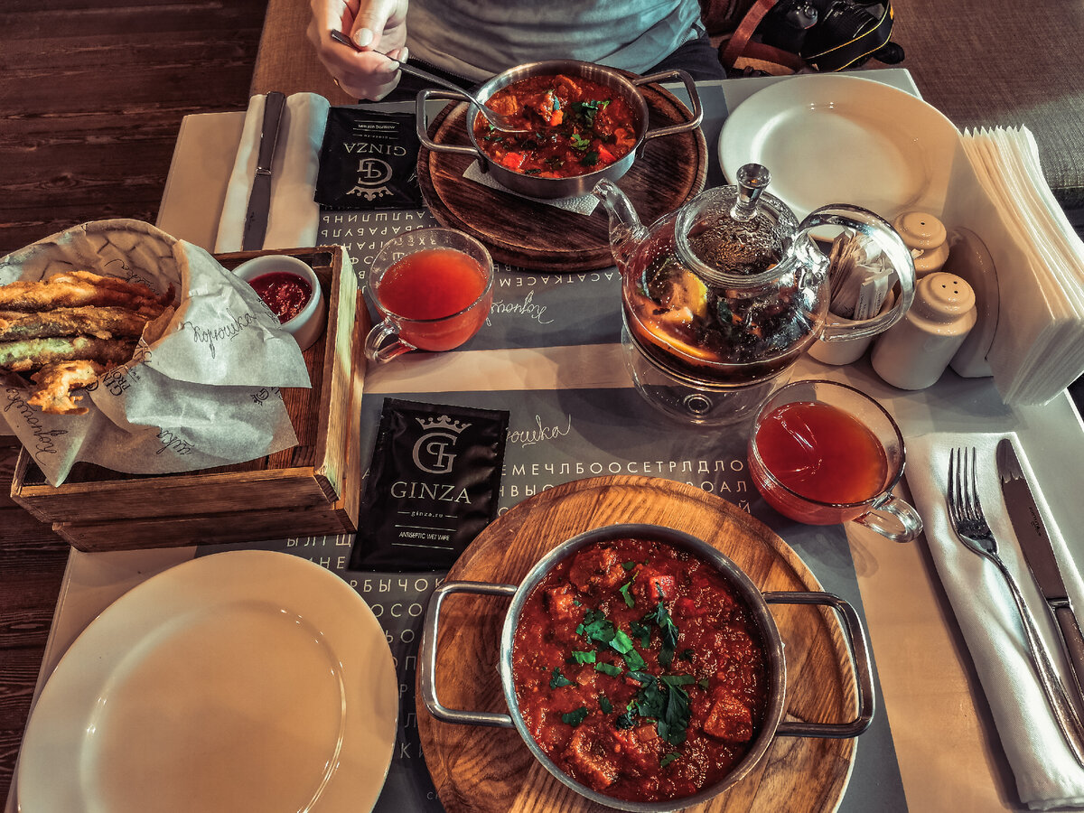 Вкуснейший обед! Жареная Корюшка с фирменным грузинским соусом Ткемали (слева на фото)