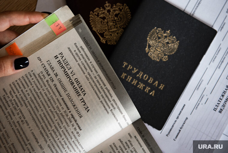    За работу в праздники полагается повышенная оплата