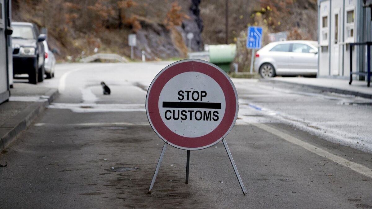    Закрытый пограничный переход "Яринье" в Косово© AP Photo / Marjan Vucetic