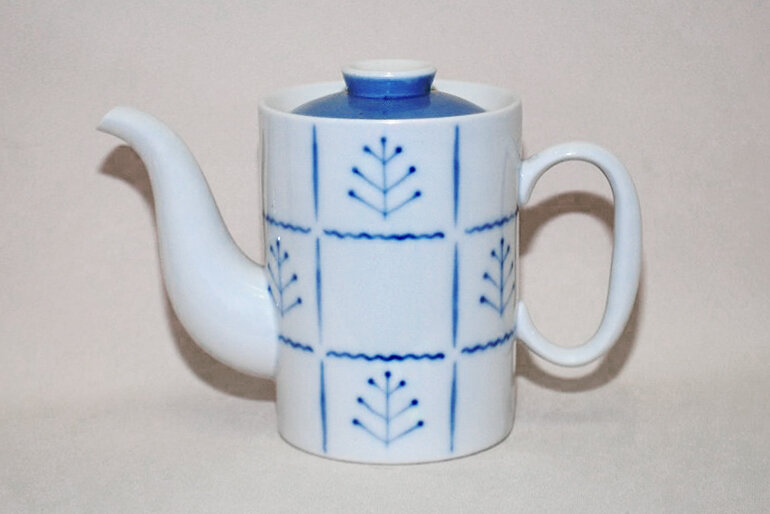Чайник из чайного сервиза «Снежный», начало 1960-х, ДФЗ Вербилки. Автор формы Юрий Борисович Ганрио, автор росписи Раиса Дмитриевна Виноградова  