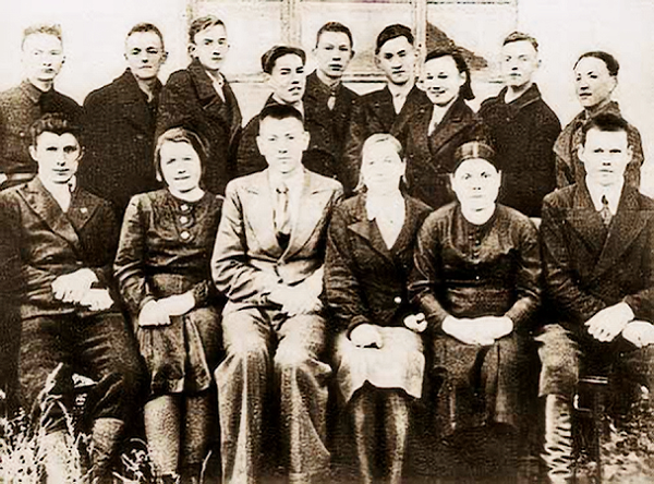 Классный руководитель П. М. Машеров со своими учениками. 1940–41 гг., Россоны.