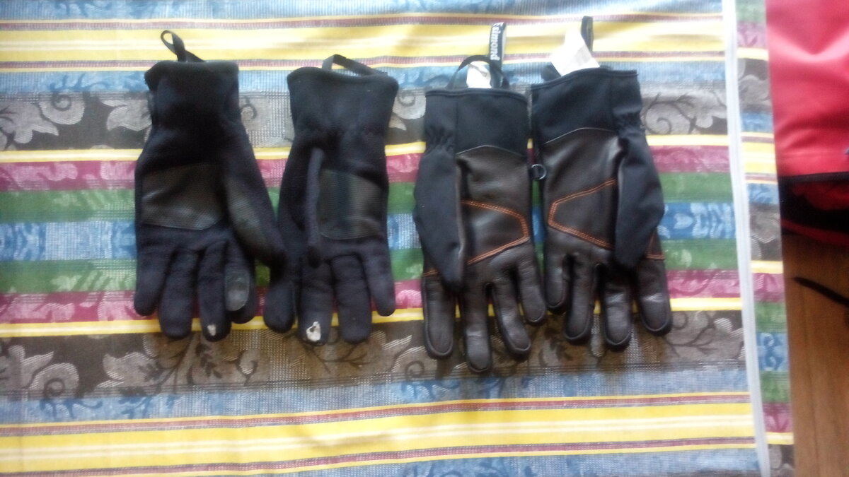 Флисовые перчатки слева, после недели активного лазания на маршрутах.