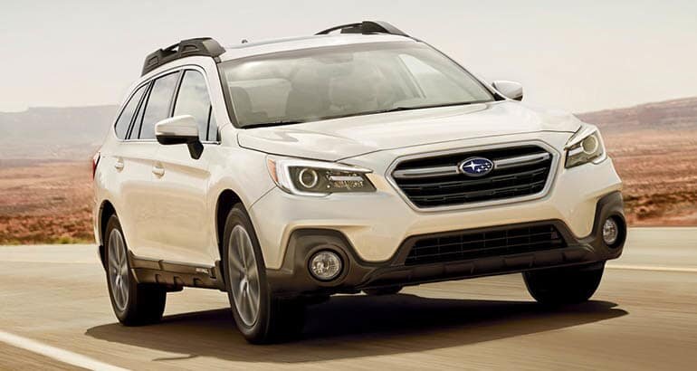 Kia Sorento похвалили за легко складывающийся при необходимости третий ряд сидений, удобство кресел для водителя и пассажиров, комфорт в поездке и простоту управления.