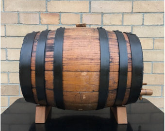 Людям, которые постоянно в домашних условиях занимаются настаиванием винных напитков, коньяка или самогона, следует приобрести дубовую бочку (желательно от 2-х до 10 литров). Самыми популярными, пожалуй, являются 10-ти литровые бочки, это наиболее оптимальный объем для выдержки спиртных напитков в большом количестве.