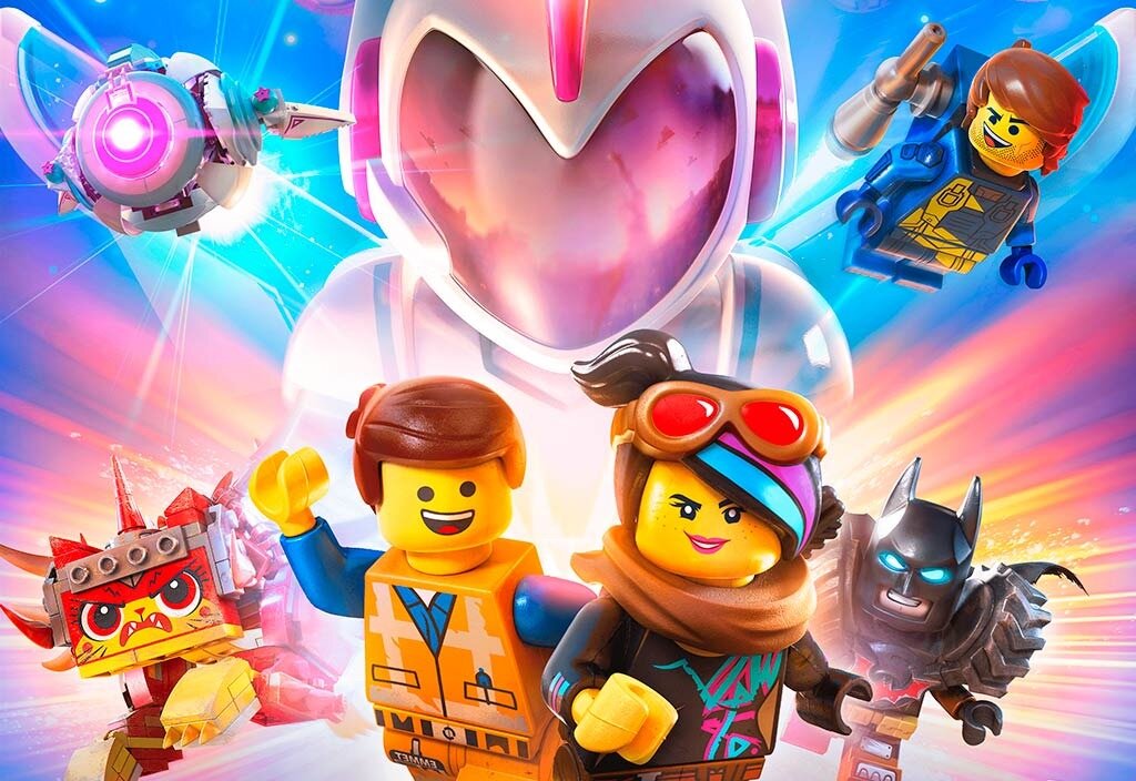 Лего фильм 2, сиквел ленты 2014 года выпуска. Поставил фильм Майк Миччел, который был режиссером «Шрек-4» и продюсером «Конг-Фу панда - 3», Думаю смысл этих мультфильмов объяснять не нужно, это полноценный рекламный ролик направленный на продвижение продукции Лего среди детской аудитории. Взрослым людям смотреть про войну одних игрушек против других вряд ли будет сильно интересно. 