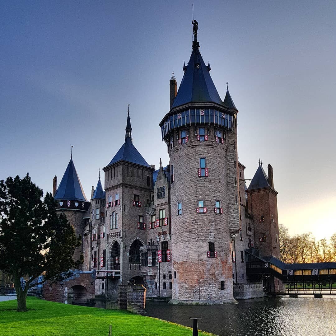 Www zamok. Замок в Голландии де Хаар. Замок де Хаар Утрехт. Де Хаар, Утрехт, Нидерланды. Замок де Хаар панорама Нидерланды.