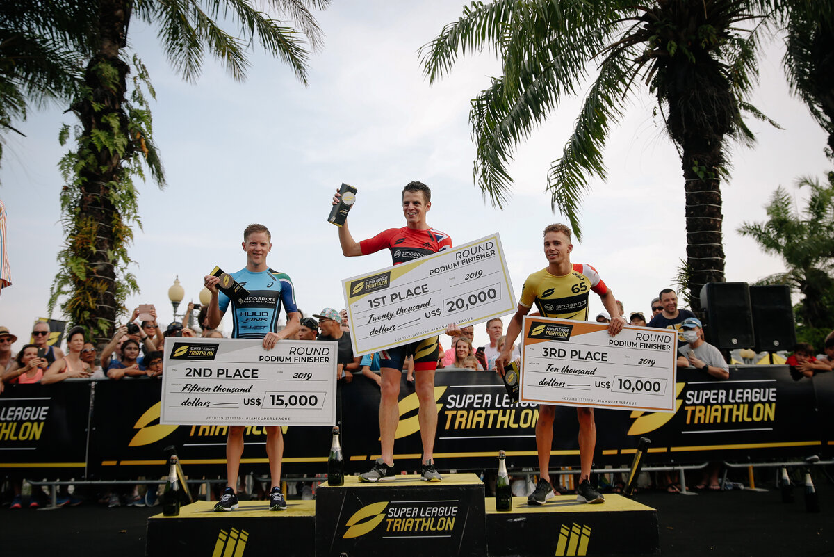 Джонни Браунли празднует победу в уикенде / Super League Triathlon