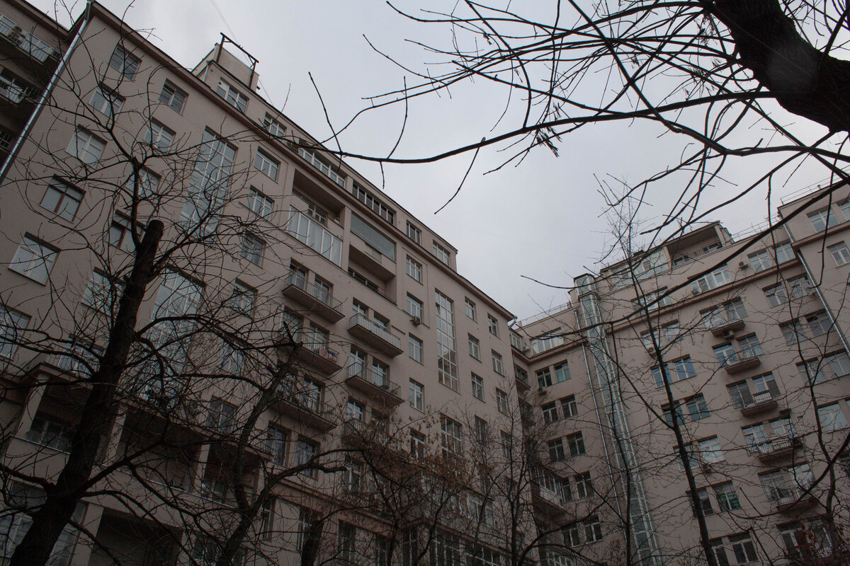 У "расстрельного дома" есть свой "расстрельный подъезд": по легенде, им пользовались сотрудники спецслужб для слежки