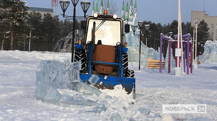 Ледовый городок в Ноябрьске начнут разбирать через две недели. О этом во вторник сообщает пресс-служба городской администрации.