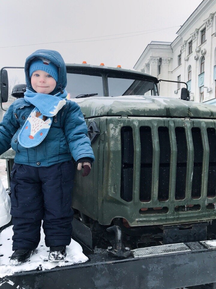 Саша 23 февраля на выставке военной техники