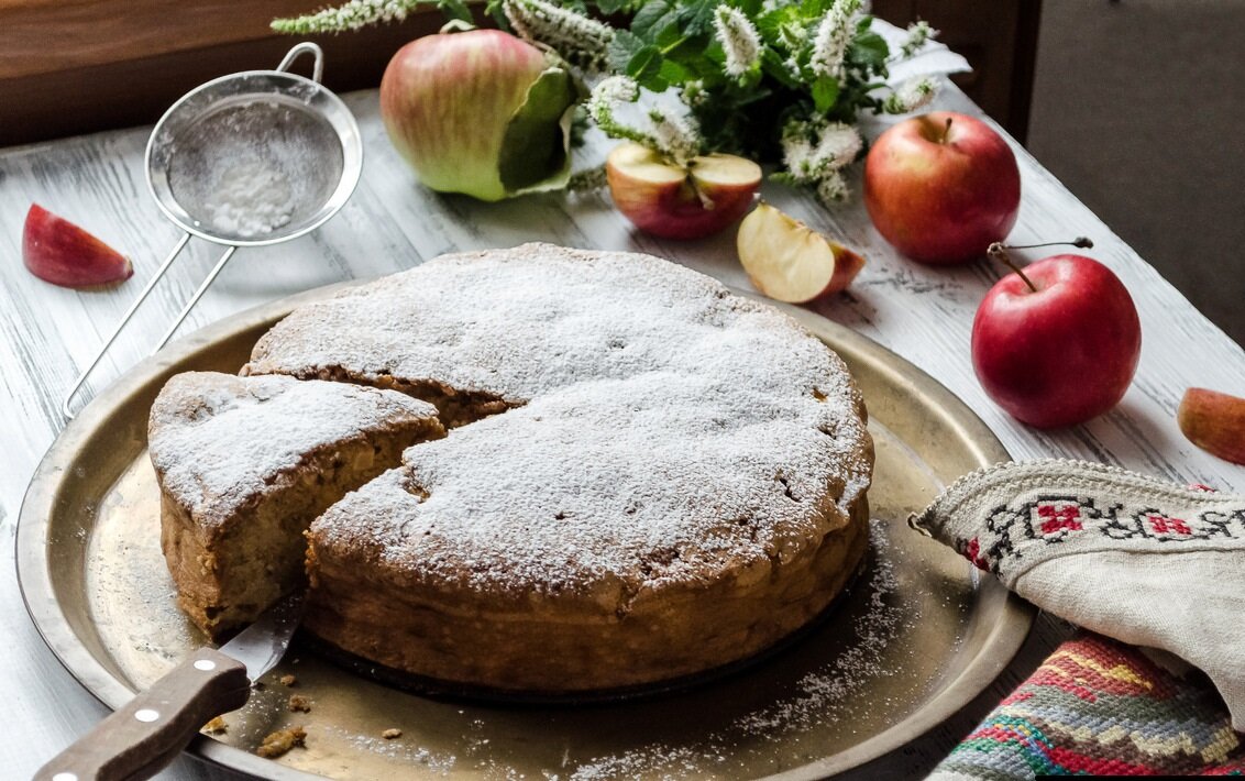 Пышная шарлотка с яблоками в духовке - простой рецепт с пошаговыми фото