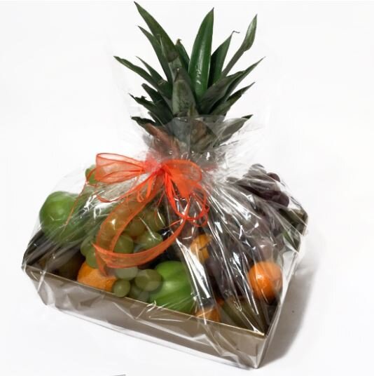 Подарочная корзинка с фруктами. Из того же магазина - в цветочных в Таллинне продаются не только цветы, но и просто ни к чему не обязывающие подарки, которые понравятся каждому https://www.lillepidu.ee/en/shop/gifts/puuviljakorv-u-6kg/  