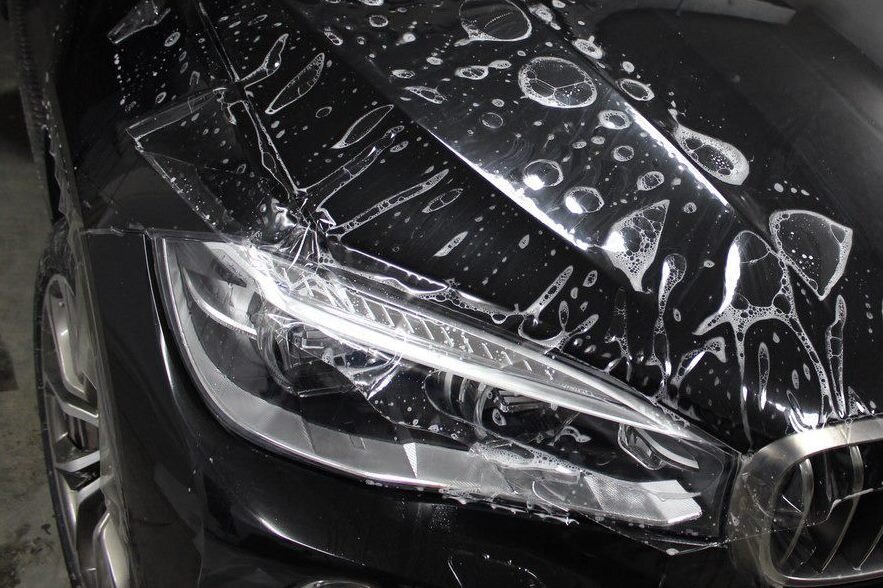 Оклейка авто бронепленкой geekcar. Оклейка авто бронепленкой geekcar. Оклейка авто бронепленкой geekcar. Антигравийная пленка. Бронепленка бмв.