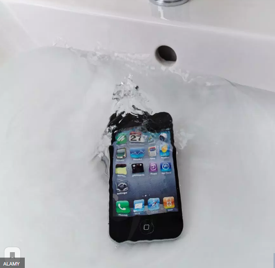 iPhone стали влагозащитными с iPhone 7. Но не пытайтесь погружать ваш смартфон в горячую или солёную воду.