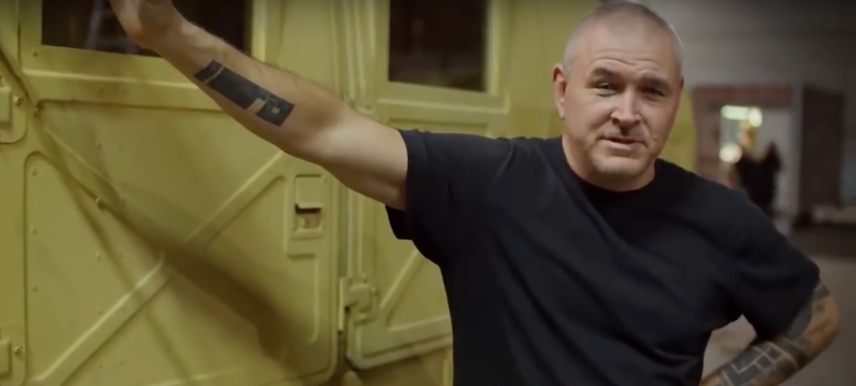 Режиссёр Тим Миллер.