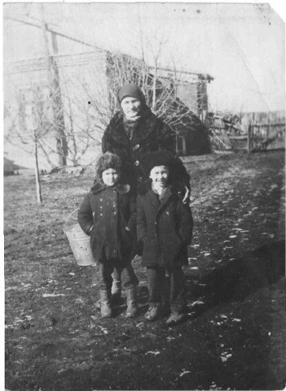 Фото из архива автора: я, братик Геночка и бабушка Васильевна во дворе дома. 1971 год. Фотографировал - Лёня-паровоз.   