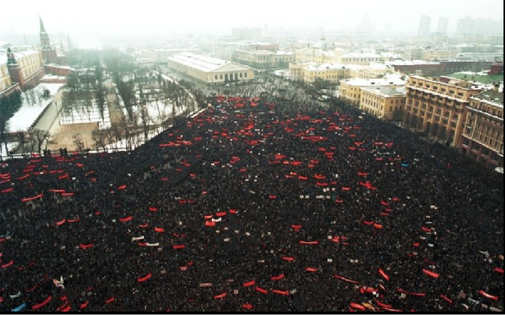 17 марта 1991 года состоялся единственный за 70 летний период существования СССР референдум.
Перед гражданами Советского Союза был поставлен вопрос: "Считаете ли Вы необходимым сохранение Союза Советских Социалистических Республик как обновленной федерации равноправных суверенных республик, в которой будут в полной мере гарантироваться права и свободы человека любой национальности?".
Референдум по этому вопросу проводился в РСФСР, Украинской ССР, Белорусской ССР, Узбекской ССР, Азербайджанской ССР, Киргизской ССР, Таджикской ССР, Туркменской ССР, в республиках, входящих в состав РСФСР, Узбекской ССР и Азербайджанской ССР, в Абхазской АССР, входящей в состав Грузинской ССР, а также в округах и на участках, образованных при советских учреждениях и в воинских частях за границей.
