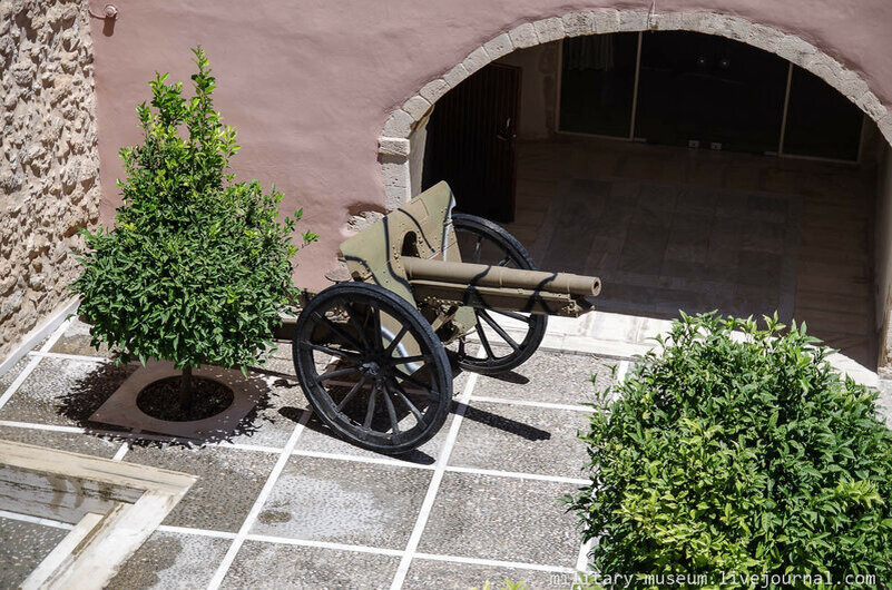 1. Немецкое 75-мм орудие обр. 1896 г. во внутреннем дворике музея