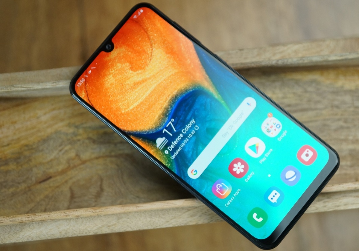 Корейский гигант Samsung представил в Европе новую модель среднего сегмента под названием Galaxy A40. 
Аппарат получил широкоформатный 5,9-дюймовый Super AMOLED-экран с разрешением 2280 на 1080 пикселей и каплевидным вырезом (Infinity-U), родной процессор Exynos 7885, 4 гигабайта ОЗУ и 64 гигабайта ПЗУ. Если этого мало, есть слот для карты памяти microSD до 512 ГБ включительно.