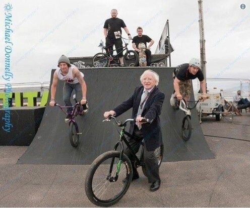 "71-летний ирландский президент на велосипеде BMX!" 