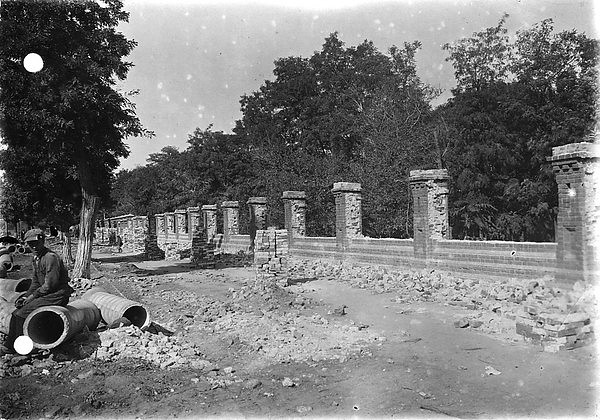 Разобранные секции кирпичного забора.