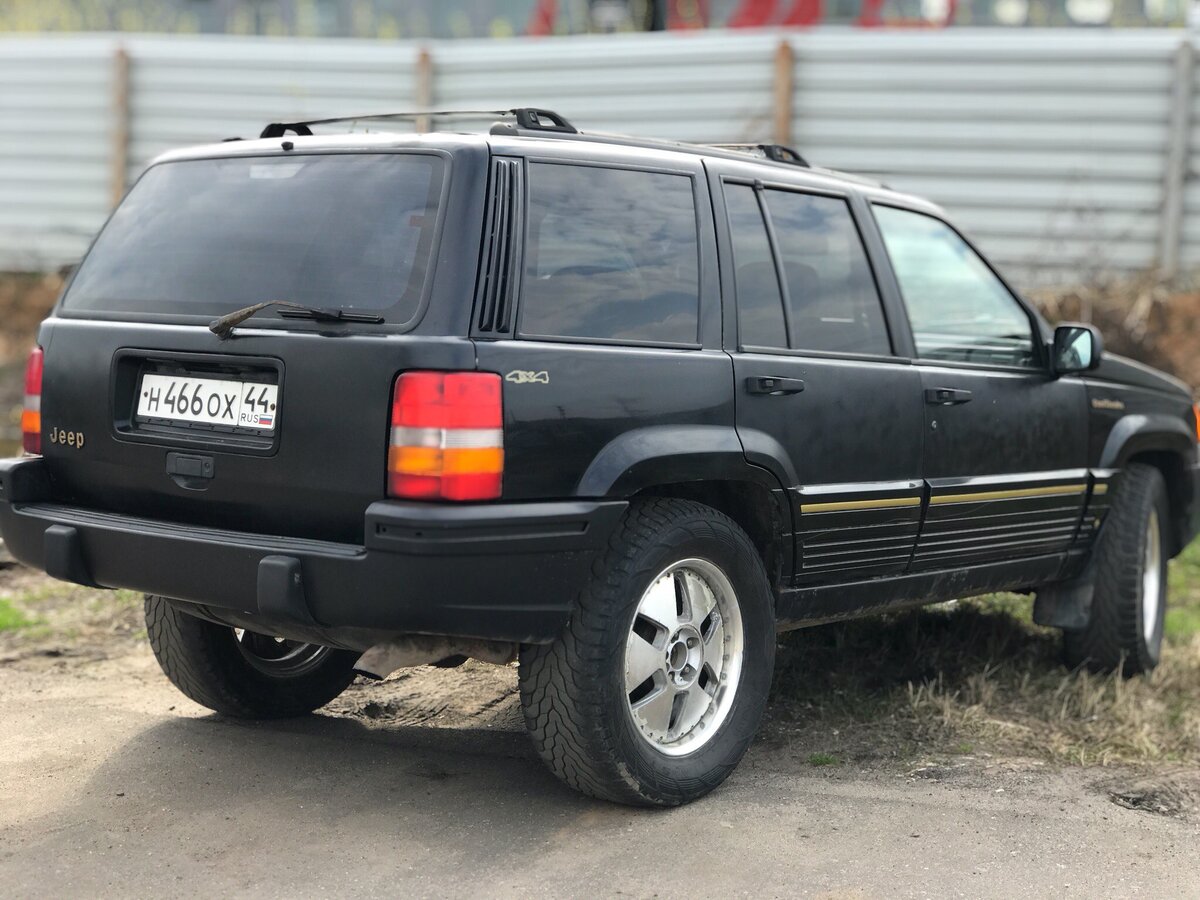 На фото автомобиль на наших колесах