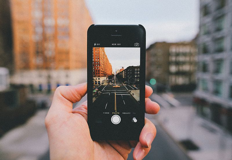 Время на фотографии приложение. Камера телефона. Съемка на телефон. Фотографирует на айфон. Фотокамеры телефона.