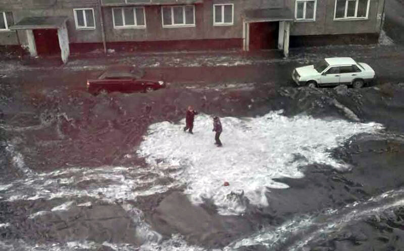 Бывает черный снег. Черный снег в Кемеровской области. Киселевск черный снег. Чёрный снег Кузбасса Киселёвск. Прокопьевск черный снег.