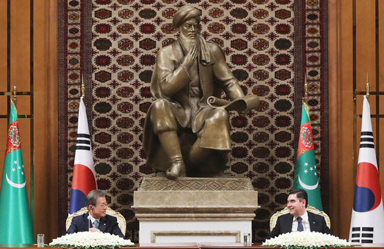 Мун Чжэ Ин и Гурбангулы Бердымухамедов. Фото с сайта Turkmenportal.com 