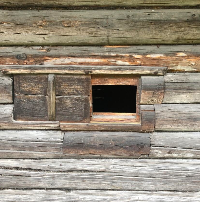 Вот примерно так в открытом виде, размер окна - высотой с книжку примерно, шириной тоже. Некоторые окна открывались влево. 