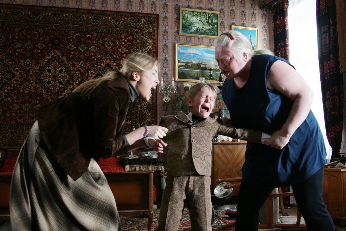 Кадр из  фильма "Похороните меня за плинтусом", в котором мальчика воспитывал жесткая и циничная бабушка