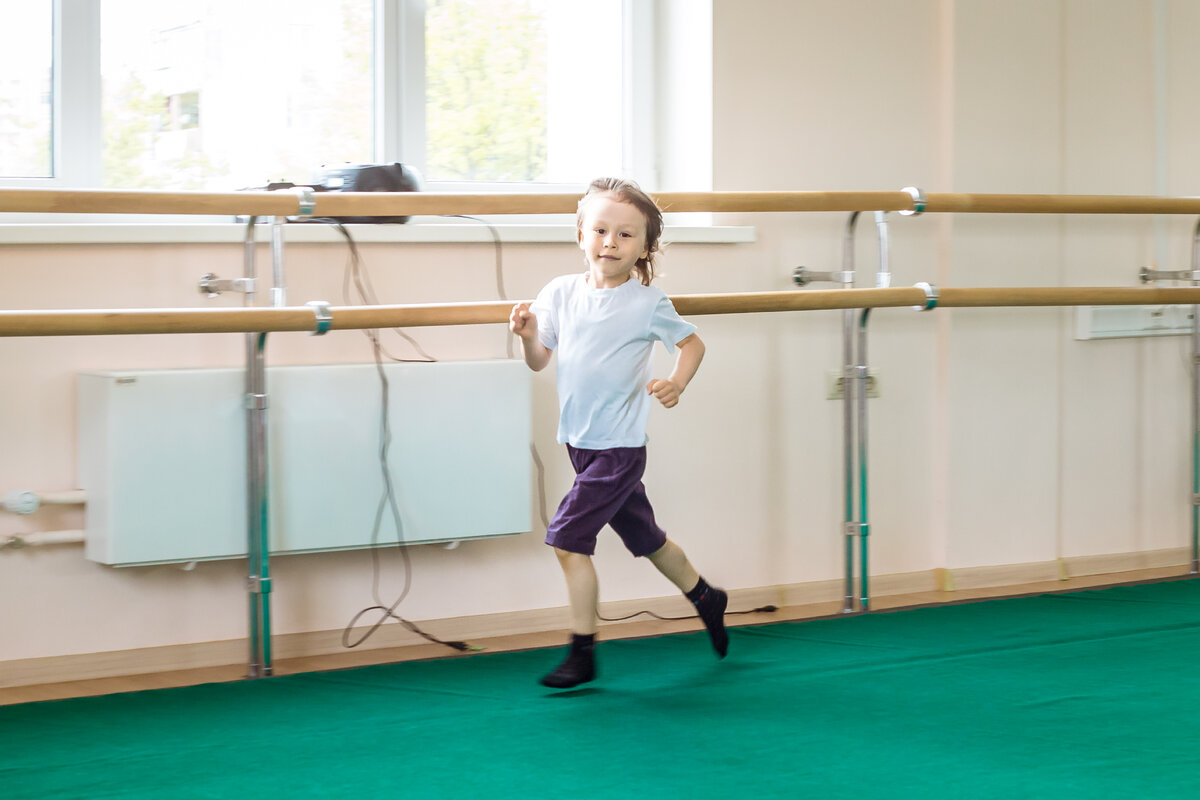 Мой Тимка на занятиях детским фитнесом, в 2017 году - как же это давно было!