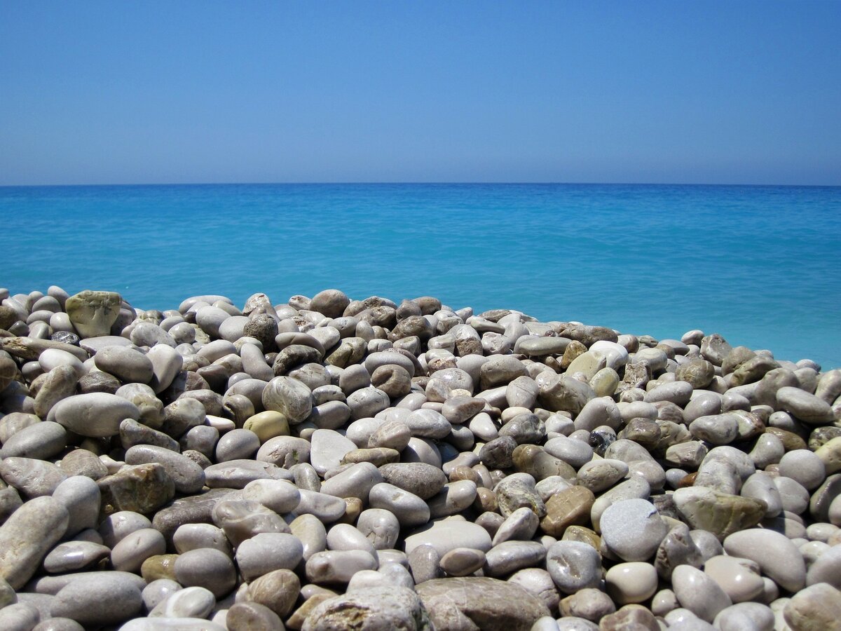 Галечный пляж Черного моря. Источник фотографии: https://aqm.by/upload/dev2fun_opengraph/d2e/d2e1a4f4c75c842408bc8d8eddbb2b73.jpg
